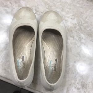 GUC women’s Skechers cream size 9